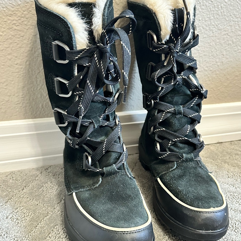 Sorel Women's Black Lace-Up Winter Boots with Faux-Fur Collar